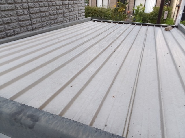 漏れた雨水が当たる倉庫